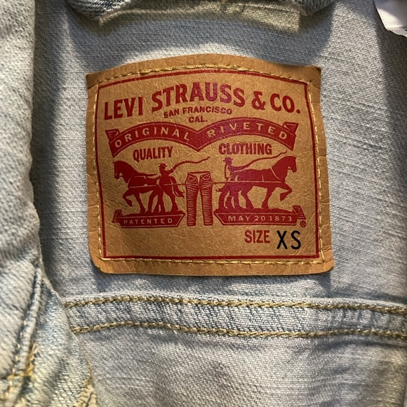 Levi’s Light-wash Sleeveless Jean Jacket - Picture 4 of 5